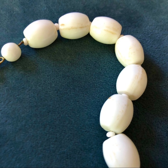 Vintage White Bead Necklace - Picture 4 of 5